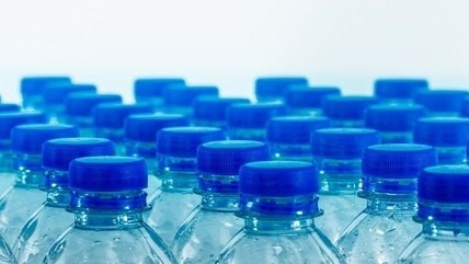 Muitas pessoas preferem beber água com gás PIXABAY